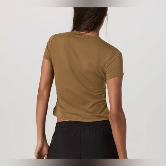 Vuori Short Sleeve Feather Classic Tee NWT - Picture 2 of 5